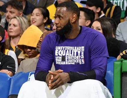 前队友:詹姆斯把装备全铺放在地板上 你得绕开走