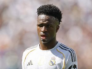 TA:维尼修斯对担任替补感到不满,阿隆索赛前并未就此事与他沟通